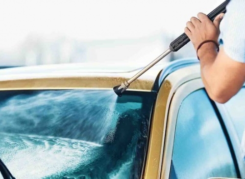 Kompletné ručné čistenie auta – interiér aj exteriér, na výber dva programy.