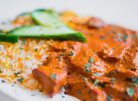 Chicken tikka masala s basmati ryžou v indickej reštaurácii Taj Mahal.