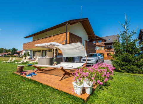 Relax pod Chopkom v horských apartmánoch AHA Jasná s privátnym vstupom do vírivky.