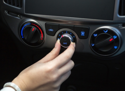 Dezinfekcia interiéru auta ozónem alebo čistenie a plnenie klimatizácie v autoservise Mstar.