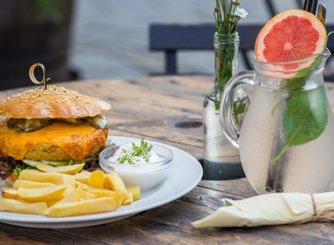 Hovädzí alebo veggie burger s hranolkami a limonádou v centre Bratislavy.