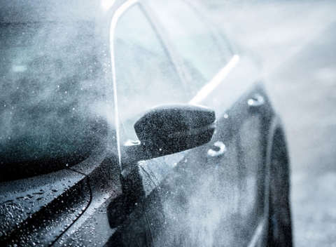 Umytie auta s vysávaním alebo tepovanie. Čisté a lesknúce sa auto za pár minút.