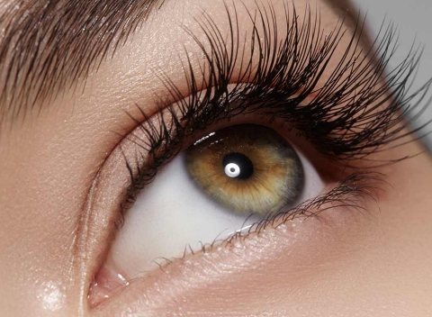 Ak túžite po hustých riasách, či dramatickom a hlbokom pohľade nechajte si aplikovať 3D mihalnice.
