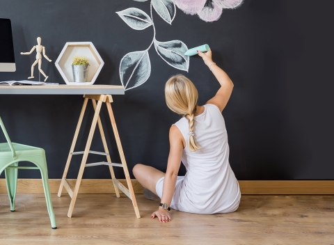 Praktická samolepiaca tabuľa s kriedami na písanie a kreslenie. Originálna dekorácia do domácnosti!