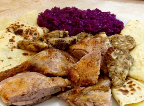 Chrumkavá domáca kačka s lokšami, kapustou a kačacou masťou v retro balení, pre 2 - 6 osôb so sebou.