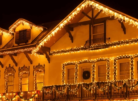 Vianočné osvetlenie v podobe reťazí, záclon či žiarivých svietiacich cencúľov.