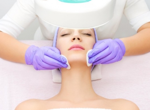 Dôsledné ošetrenie aknóznej pleti na tvári alebo na vrchnej časti chrbta.