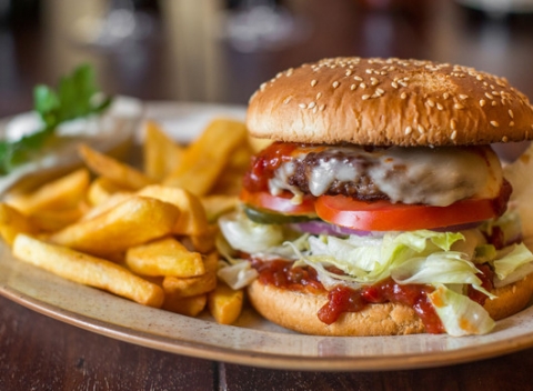 Pochutnajte si na dvoch chrumkavých burgroch s hranolkami v štýlovej Vínnej Muške.