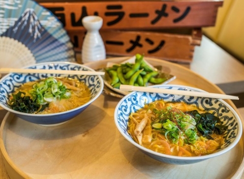 Autentický japonský ramen v reštaurácii Ramen Kazu + Gyoza alebo opražené sójové bôby.