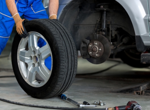 Kompletné prezutie pneumatík so závažím alebo výmena kolies + vizuálna kontrola podvozku.