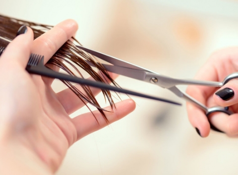 Strih alebo farbenie s aplikáciou výživného argánového oleja a konečnou úpravou účesu.