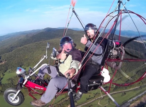 Intenzívny zážitok priamo v ovzduší – motorový tandemový paragliding na letisku Trenčín.