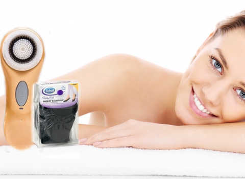 Sonický čistič pleti PureSkin + balerínky ako darček. Kefka šetrne odstraňuje všetky nečistoty.