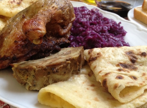 Chrumkavá domáca kačka s lokšami, kapustou a kačacou masťou v retro balení, pre 2 - 6 osôb so sebou.