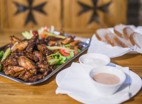 Zahryznite sa do šťavnatého mäsa - grilované kuracie krídelká s prílohou.