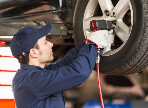 Kompletné prezutie pneumatík so závažím alebo výmena kolies + vizuálna kontrola podvozku.