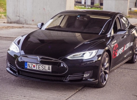 Pripútajte sa, prosím. Čaká vás elektrická jazda v elektromobile. Zapožičanie Tesla Model S P85+.