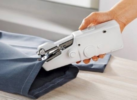 Uľahčite si život a vyskúšajte šijací ručný stroj Handy Stitch na batérie.