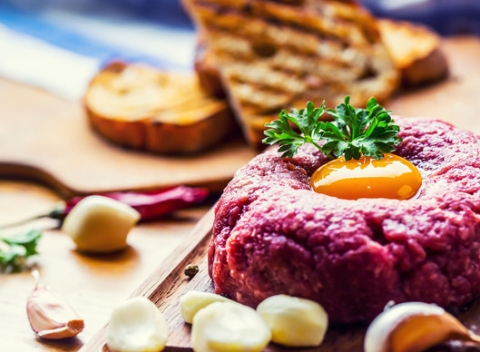 Klasika, ktorá neomrzí... Tatarský biftek s desiatimi hriankami k tomu.