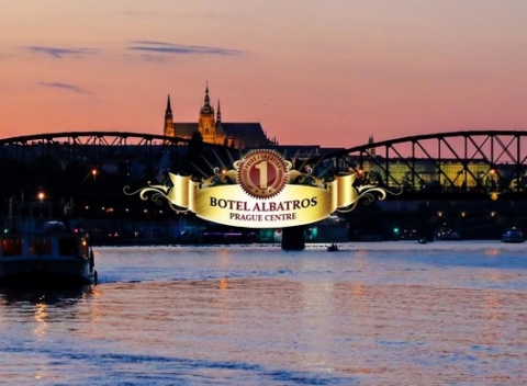 Romantika pre dvoch na Vltave v komfortnom Boteli Albatros*** priamo v historickom centre Prahy.