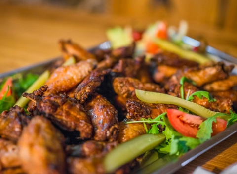 Zahryznite sa do šťavnatého mäsa - grilované kuracie krídelká s prílohou.