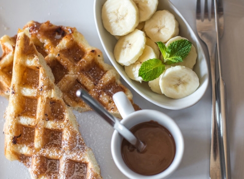 Pravé belgické waffle s vanilkou, čokoládou a poctivou šľahačkou + cappuccino alebo latte.