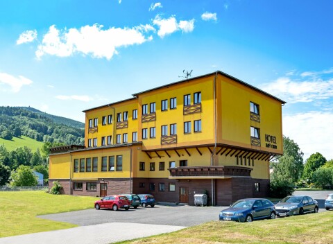 Pobyt v srdci CHKO Jeseníky v blízkosti atrakcií: Hotel Zlatý Chlum *** s polpenziou, vírivkou a saunou.