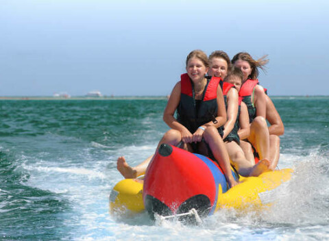 MaraFun - jazda na nafukovacom banáne/sedačke - originálne vodné a športové atrakcie na Liptovskej Mare.