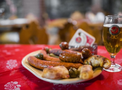 Tanier pečenej klobásy a malé 10 ° pivo v pivárni Metropol. Bez rezervácie, stačí prísť.