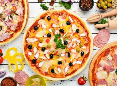 Obľúbené pizza slimáky alebo pizza podľa výberu v pizzerii Si-Si.