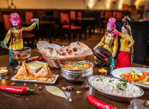 Indické 3-chodové menu v Punjabi Dhaba na Hlbokej ceste, s mäsom alebo vegetariánske.