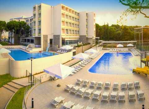 Chorvátsko: Biograd na Moru len 800 m od pláže v Hoteli Adria *** s polpenziou či all inclusive a bazénmi.