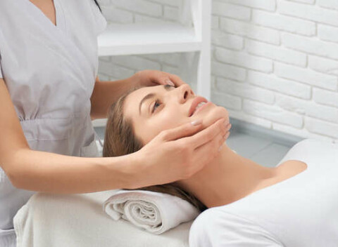 Hĺbkové čistenie pleti alebo hydradermabrázia tváre, krku a dekoltu.