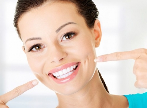 Dentálna hygiena pre žiarivé zuby a vyšetrenie slín na odhalenie rizika zubného kazu.