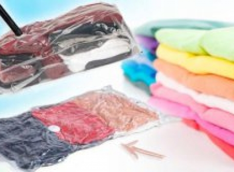 To, čo práve nenosíte, úsporne uložíte vďaka 7 vákuovým vreciam rôznych rozmerov.