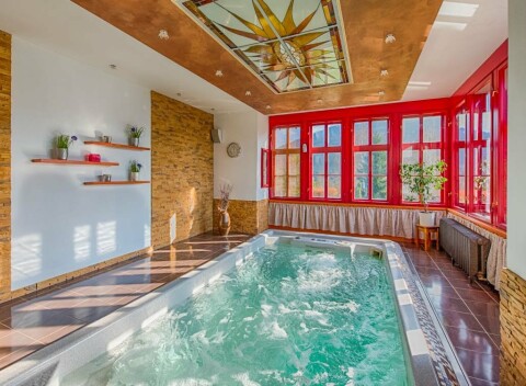 Beskydy: Hotel Zlatý Orel Ostravice **** s polpenziou a privátnym wellness s bazénom, saunou a jaskyňou.