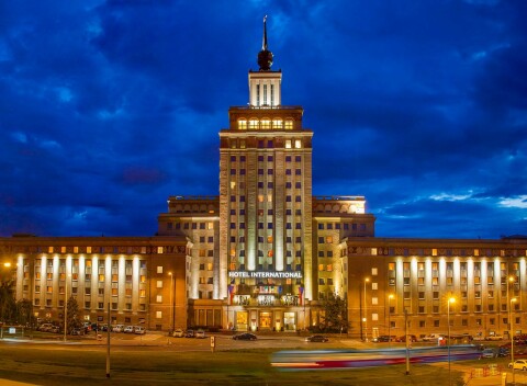 Praha v 4* Hoteli International Prague zapísanom na zozname pamiatok s raňajkami + dieťa do 12 rokov zdarma.