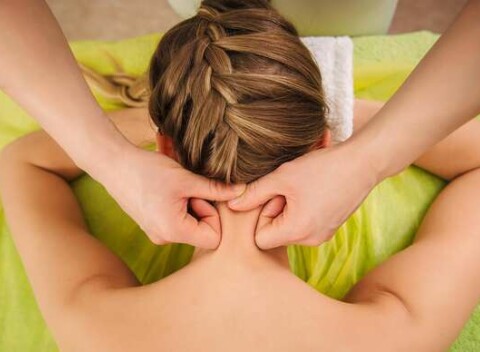 Klasická masáž, bankovanie alebo uvoľnenie krčnej chrbtice.