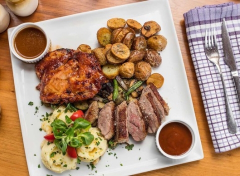 Misa chrumkavých grilovaných špecialít pre 2 osoby v malebnom Jarovskom dvore.