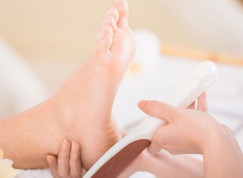 Kombinovaná pedikúra s lakovaním, rozmaznajte svoje nôžky-bežky na pedikúre.