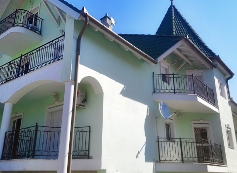 Hévíz: príďte sa zrekreovať do kúpeľného mesta s ubytovaním v apartmáne Fortuna 24.