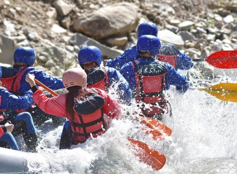 Zdolajte na rafte kanál víťazov či si užite pokojný splav rieky Váh + fotky a videozáznam ako bonus.