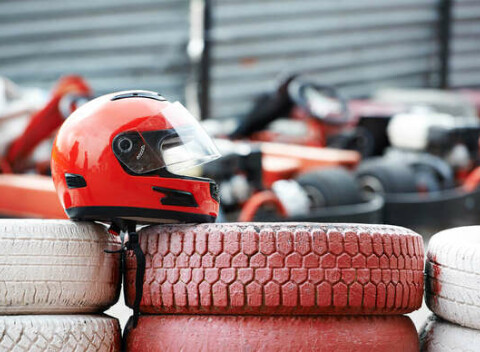 Zaradiť sa na štart, nasadiť prilbu, 3-2-1 a štart! Odviaž sa na motokárach v Motokary Tatry.