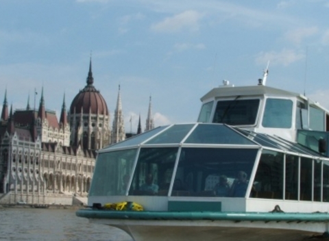 Prehliadka Budapešti z lode s pohárom šampanského v ruke aj s večerou - 2 h. a 30 min.