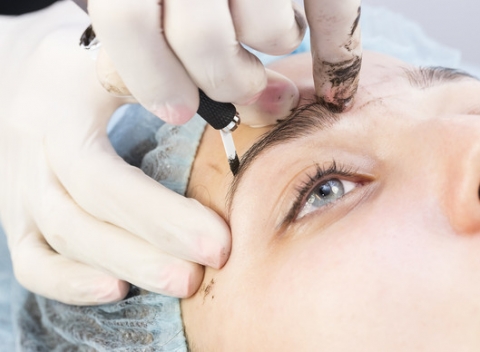 Vždy upravená s permanentným make-upom obočia vďaka čepieľkovej metóde - Microblading.