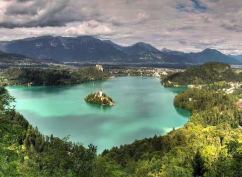 Jedinečný hotel Triglav**** pri slovinskom jazere Bled s neobmedzeným wellness a raňajkami.