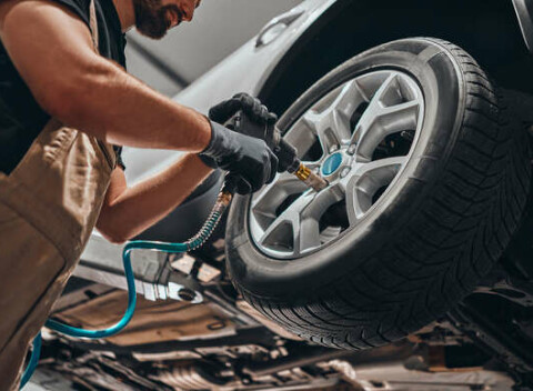 Kompletné prehodenie alebo prezutie pneumatík s vyvážením.