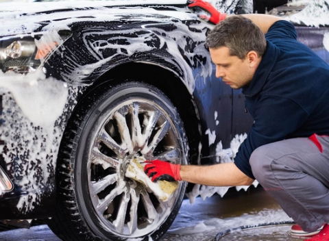 Kompletné umytie auta s voskovaním, alebo vyčistenie interiéru s tepovaním v autoumyvárni GANTI.