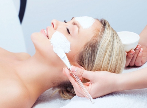 Tak krásna a žiarivá. Hĺbkové čistenie pleti Skin Scrubberom alebo manuálne.