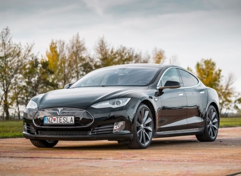 Najnadupanejší darček pre mužov: jazda na elektromobile Tesla Model S P85+.
